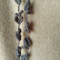 茶×グレー　花と葉のかぎ針編みネックレス 4枚目の画像