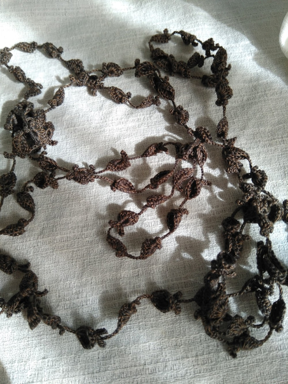 茶×グレー　花と葉のかぎ針編みネックレス 5枚目の画像