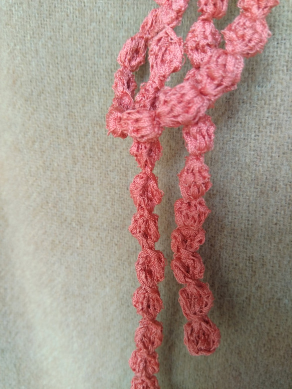 コーラルピンクオレンジ　つぶつぶのかぎ針編みネックレス 4枚目の画像