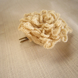 オフホワイトかぎ針編みコサージュ 1枚目の画像