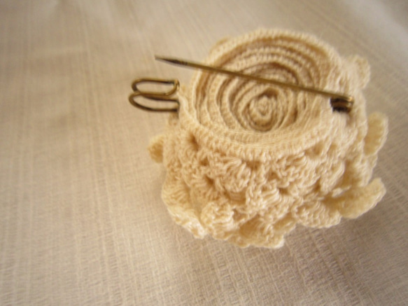 オフホワイトかぎ針編みコサージュ 2枚目の画像