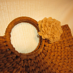 オフホワイトかぎ針編みコサージュ 4枚目の画像