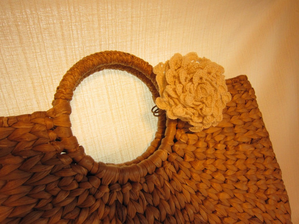 オフホワイトかぎ針編みコサージュ 4枚目の画像