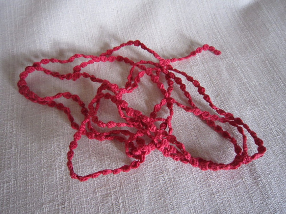 紅赤　小さな実のかぎ針編みネックレス 4枚目の画像