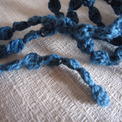 青　小さな実のかぎ針編みネックレス 3枚目の画像