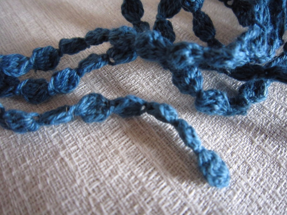 青　小さな実のかぎ針編みネックレス 3枚目の画像