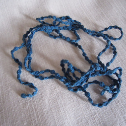 青　小さな実のかぎ針編みネックレス 4枚目の画像