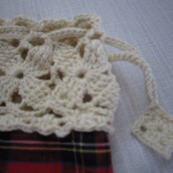 赤タータンチェックにクリーム色モチーフのふち編み巾着 2枚目の画像