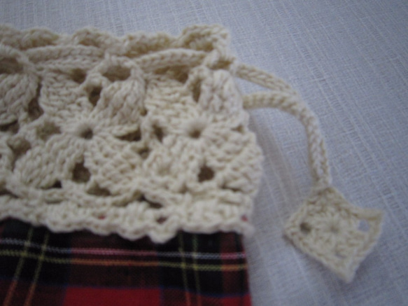 赤タータンチェックにクリーム色モチーフのふち編み巾着 2枚目の画像