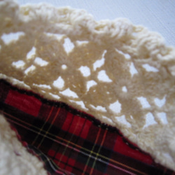 赤タータンチェックにクリーム色モチーフのふち編み巾着 4枚目の画像