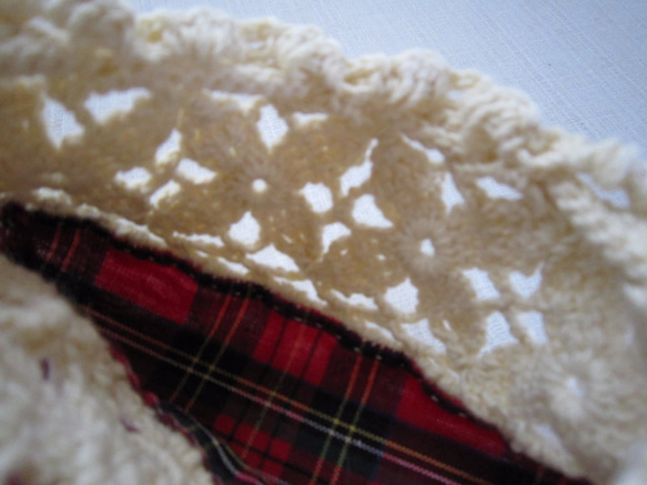 赤タータンチェックにクリーム色モチーフのふち編み巾着 4枚目の画像