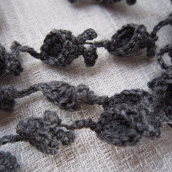 グレー　花と葉のかぎ針編みネックレス 4枚目の画像