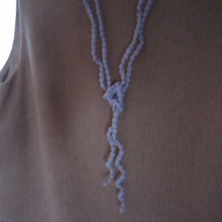 ブルーグレー　小さな実のかぎ針編みネックレス 1枚目の画像