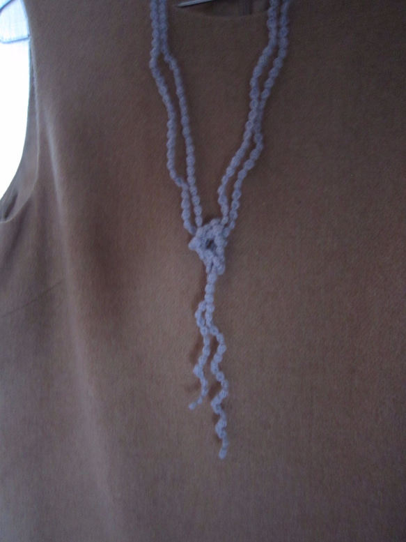 ブルーグレー　小さな実のかぎ針編みネックレス 1枚目の画像