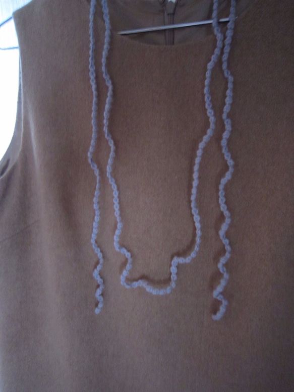 ブルーグレー　小さな実のかぎ針編みネックレス 2枚目の画像