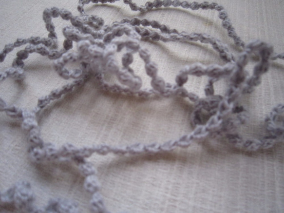 ブルーグレー　小さな実のかぎ針編みネックレス 5枚目の画像