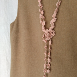 ダスティピンク　花と葉のかぎ針編みネックレス 3枚目の画像