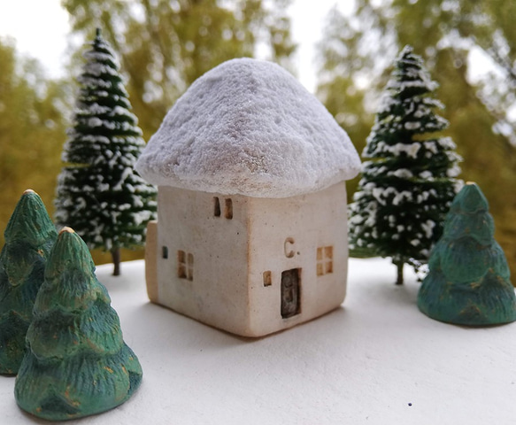 冬に雪が積もる＊ま四角でコロン＊階段と天窓のあるレンガ色の屋根の陶のおうち(No.C208) 2枚目の画像