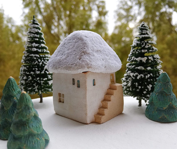 冬に雪が積もる＊ま四角でコロン＊階段と天窓のあるレンガ色の屋根の陶のおうち(No.C208) 1枚目の画像