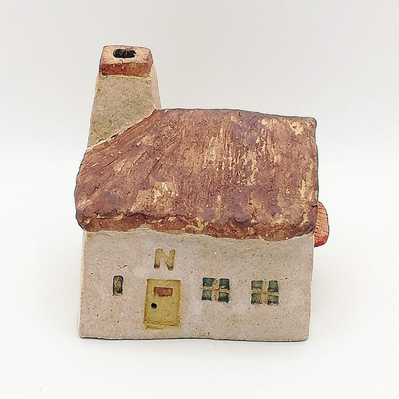 黄色いドアと煙突のある、藁葺き屋根風の陶のおうち(No.N205) 5枚目の画像