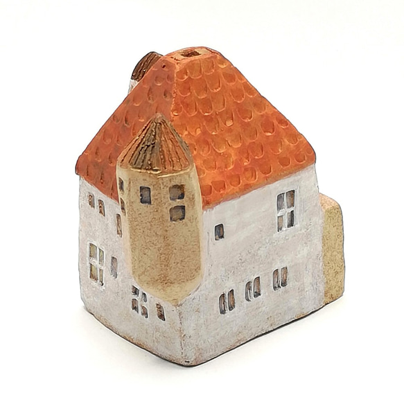 ちいさな塔と屋根裏部屋のあるレンガ色の屋根のおうち/オプションフラッグ付き（No.2010 O） 3枚目の画像