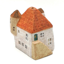 ちいさな塔と屋根裏部屋のあるレンガ色の屋根のおうち/オプションフラッグ付き（No.2010 O） 4枚目の画像