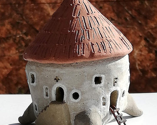 明りが灯る＊レンガ色の屋根の足つきハウス/LEDライト付き（No.F