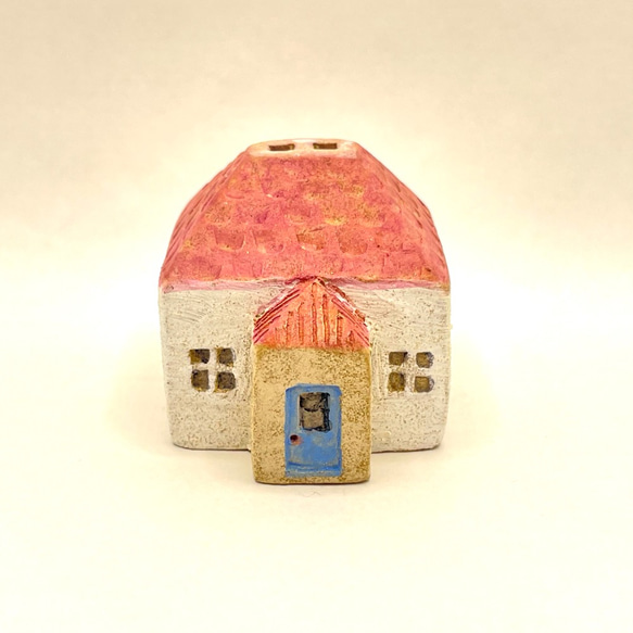 両面で違う雰囲気を楽しめる＊ブルーとモスグリーンのドアのある四角いピンク屋根のおうち（No.2105 I）オーブン陶土製 2枚目の画像