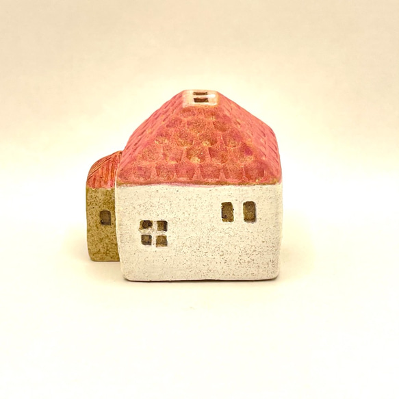 両面で違う雰囲気を楽しめる＊ブルーとモスグリーンのドアのある四角いピンク屋根のおうち（No.2105 I）オーブン陶土製 3枚目の画像