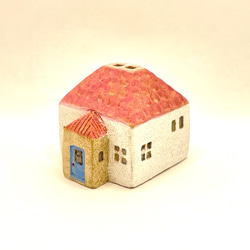 両面で違う雰囲気を楽しめる＊ブルーとモスグリーンのドアのある四角いピンク屋根のおうち（No.2105 I）オーブン陶土製 8枚目の画像