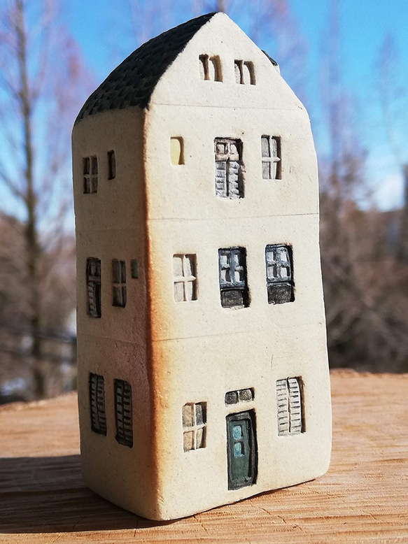羽）冬に雪が積もる＊青い屋根と屋根裏部屋のある4階建ての陶器のアパート（D） 8枚目の画像