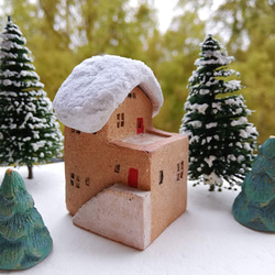 冬は雪が積もる＊赤い屋根とバルコニーのあるレンガ色の陶器のおうち（No.H） 2枚目の画像
