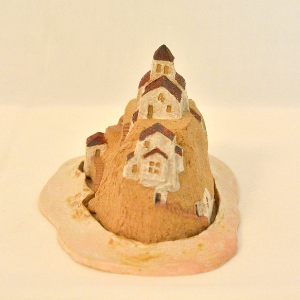 お皿にのった  レンガ色の丘の上の  階段と滝のある赤い屋根の陶器の町（No.4） 2枚目の画像