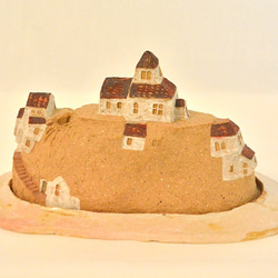 お皿にのった  レンガ色の丘の上の  階段と滝のある赤い屋根の陶器の町（No.4） 3枚目の画像