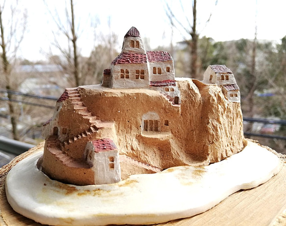 お皿にのった  レンガ色の丘の上の  階段と滝のある赤い屋根の陶器の町（No.4） 6枚目の画像
