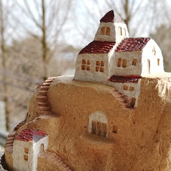 お皿にのった  レンガ色の丘の上の  階段と滝のある赤い屋根の陶器の町（No.4） 8枚目の画像