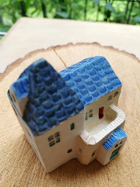 夏の窓辺に映えるバルコニーと屋根裏部屋のある青い屋根と白壁の爽やか陶のおうち(No.O205) 7枚目の画像