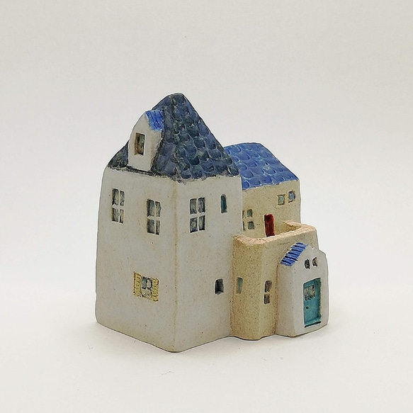 夏の窓辺に映えるバルコニーと屋根裏部屋のある青い屋根と白壁の爽やか陶のおうち(No.O205) 1枚目の画像