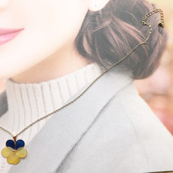 ビオラ ネイビー ×イエローのネックレス　受注制作 3枚目の画像
