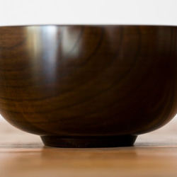 【5月上旬出貨】用陶輪磨製的櫸木飯碗（黑漆） 第4張的照片