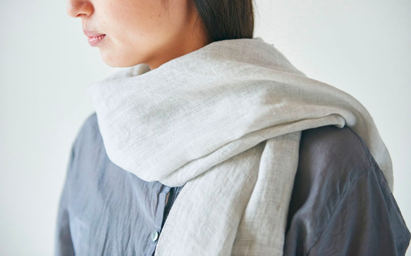 enrica cottonsilk scarf lightgrey / natural dye 6枚目の画像