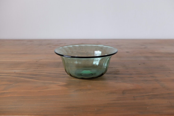 吹きガラスの小鉢（グリーン） 1枚目の画像
