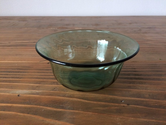 吹きガラスの小鉢（グリーン） 2枚目の画像