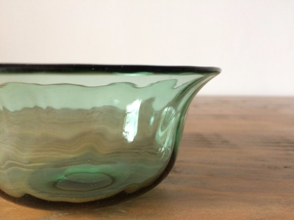 吹きガラスの小鉢（グリーン） 3枚目の画像