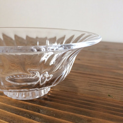 吹きガラスの台付き小鉢（クリア） 2枚目の画像