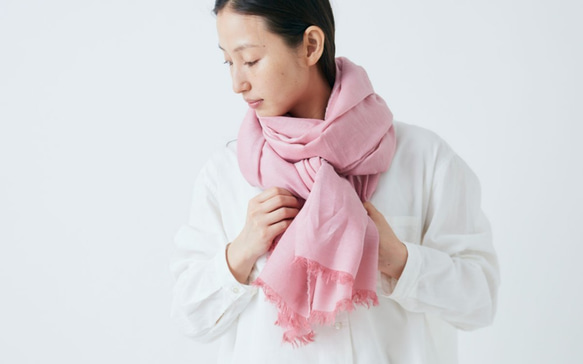 恩里卡棉絲綢圍巾玫瑰粉/植物染料 第3張的照片