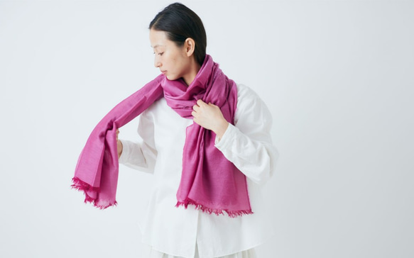 enrica cottonsilk scarf elderberry pink / botanical dye 2枚目の画像