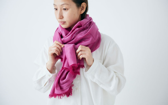 enrica cottonsilk scarf elderberry pink / botanical dye 3枚目の画像