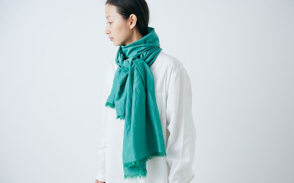 【再入荷】enrica cottonsilk scarf gardenia green / botanical dye 1枚目の画像