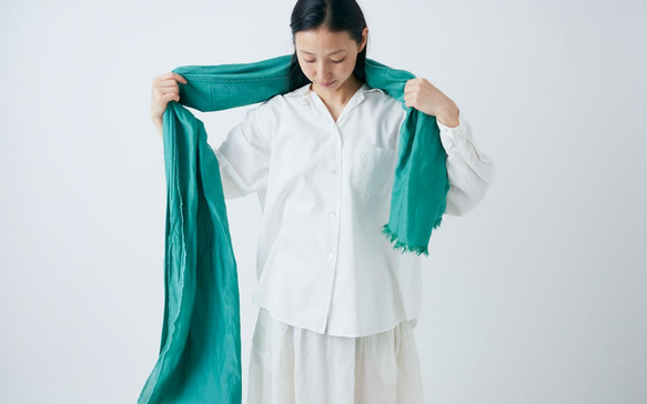 【再入荷】enrica cottonsilk scarf gardenia green / botanical dye 2枚目の画像